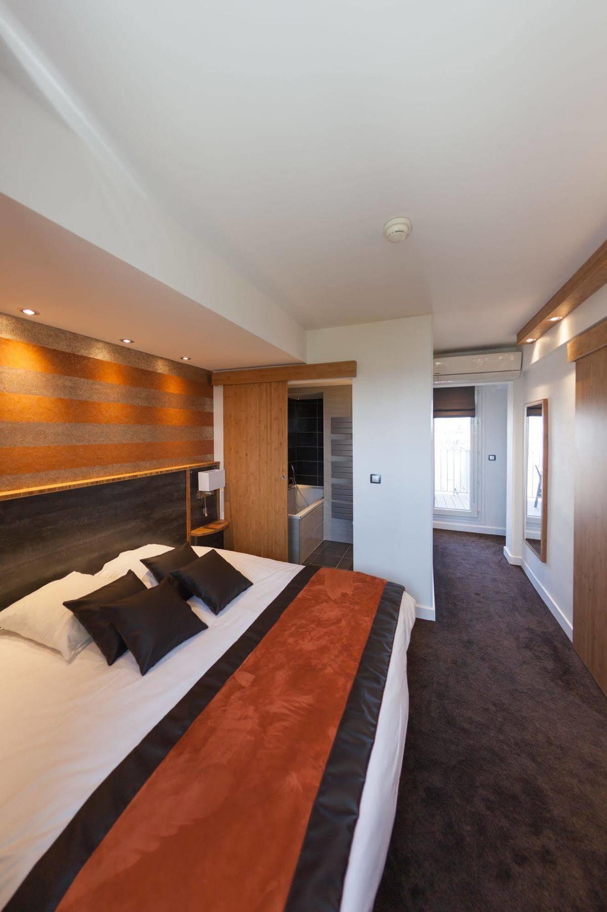 Hotel Foch Tarbes Bagian luar foto